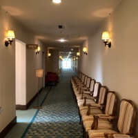 ホテル客室前の廊下、プライズルームはスイートルーム