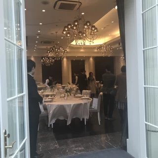 庭から見たの会場
