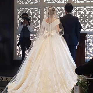 挙式中の新郎新婦