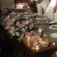 ウェディングケーキと高砂のコーディネート
