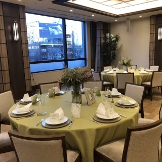 外の景色が見える披露宴会場です