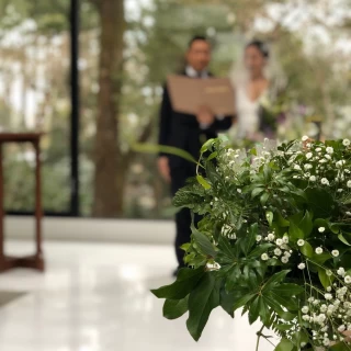 式場内の花は元々、緑の葉だけでしたが、かすみ草を追加しました