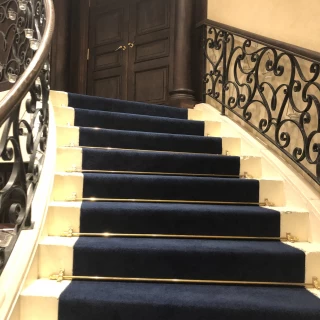 広い会場。階段演出可能