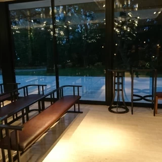 全面ガラス張りのチャペルです森の中で結婚式のイメージ
