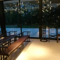 全面ガラス張りのチャペルです森の中で結婚式のイメージ