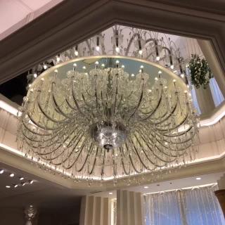 チャペルの吹き抜けシャンデリア