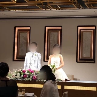 ウエディングドレスに着替えて生い立ちを紹介してもらってます。