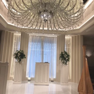 真上に大きなシャンデリアが綺麗