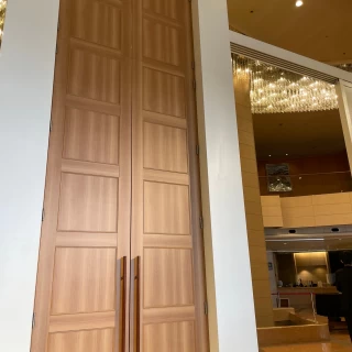 新郎新婦が入場する扉です。