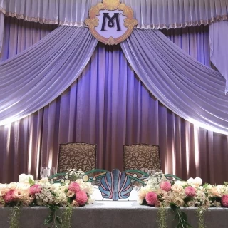 ミラコスタのMのロゴが特徴的で新郎新婦の席。
