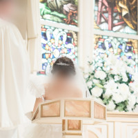 結婚証明書にサインをしています。