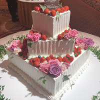 バラとイチゴがたっぷりのウェディングケーキ。