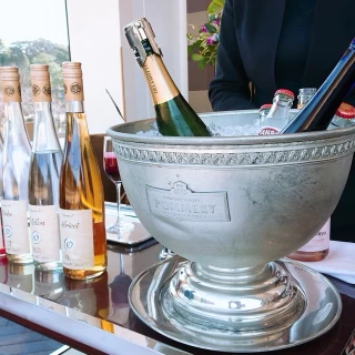 料理にどの飲み物（ワイン等）が合うか丁寧に教えてくれます。