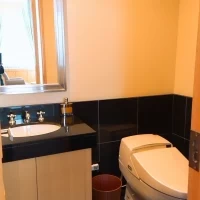 新郎新婦の控室で、中に専用のトイレがあります。