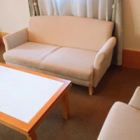 新郎新婦の控室です。十分ひろいです。ソファーがあります。