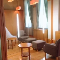新郎新婦の控室です。大きな鏡があります。