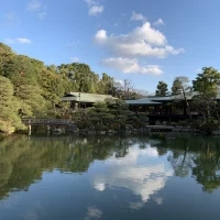 空が映る池