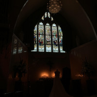 電気が消えると、ステンドグラスが目立ち、蝋燭の光も神秘的。
