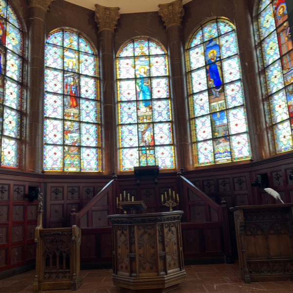 圧巻のステンドグラスの教会」｜三方の大きいステンドグラスが素敵