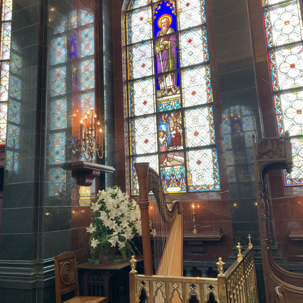 圧巻のステンドグラスの教会」｜三方の大きいステンドグラスが素敵