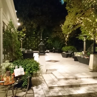 ガーデンも広々として、大人な雰囲気です。