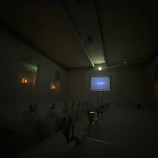 チャペルにスクリーンがあります。