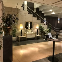 広々としたロビーはとても落ち着いてオシャレな雰囲気