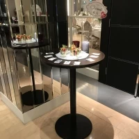 ロビーに置かれたテーブルでここに飲み物を置き歓談できます