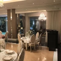 披露宴会場はロビーとカーテンで区切られた部分があります