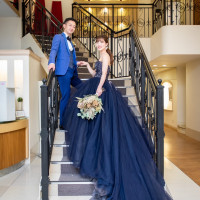階段にてドレスを長さを強調した写真