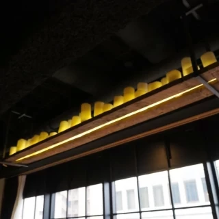 会場上部のキャンドルです。シックな雰囲気