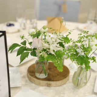 ゲストテーブル装花　花瓶と切り株を使って花は白とピンクで