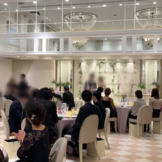 天井も高いアジュールの白を基調とした会場