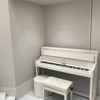 チャペルの白いピアノ