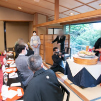 鯛の塩釜を割ります