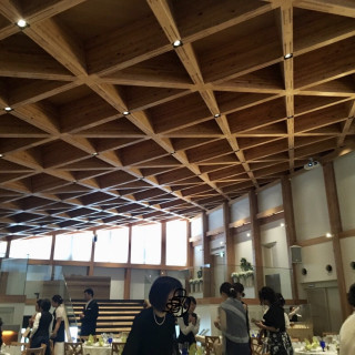天井は編み込まれた木で、柔らかい雰囲気