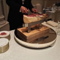 生ハム食べ放題の演出