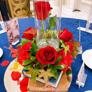テーブルの装花もバラ（美女と野獣イメ）で統一して素敵でした！