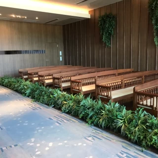 チャペル横から、椅子にもこだわりが見られます。
