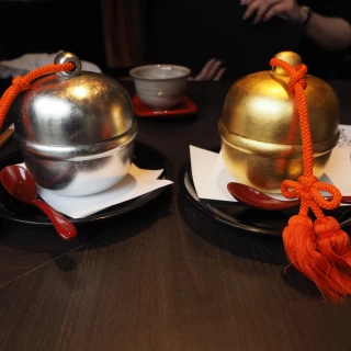 鈴の形の器。名物の胡麻豆腐。
