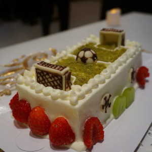 サッカー好きな新郎のためにオリジナルケーキがありました。|554485さんのホテル舞浜ユーラシアの写真(952790)