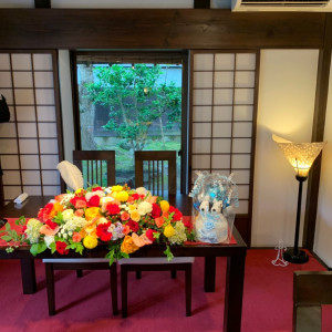 テーブル装花の色合い、雰囲気が分かる写真です。|554517さんのTHE LITTLE WEDDING 一の糸（ザ リトルウェディング 一の糸）の写真(952047)