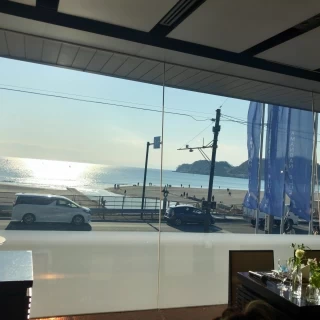 大きな窓から海が一望できます。