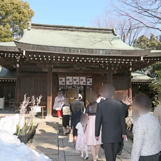 本殿の前で
