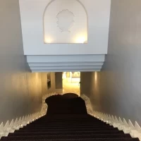 披露宴会場への階段がおおきかったです。