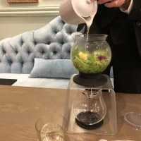 出汁をサイフォンで仕上げていました。