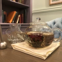 紅茶は段々となかでお花が開き、色付くものでした。