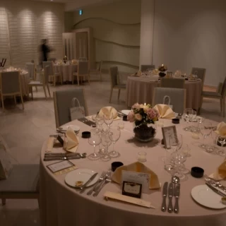 白を基調とした披露宴会場