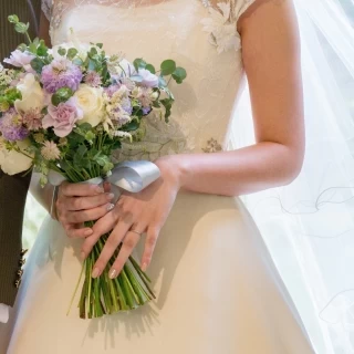 チャペルの外で撮影した新婦、ブーケ