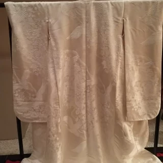 同じ場所に白無垢も飾られていて刺繍が細かく素敵